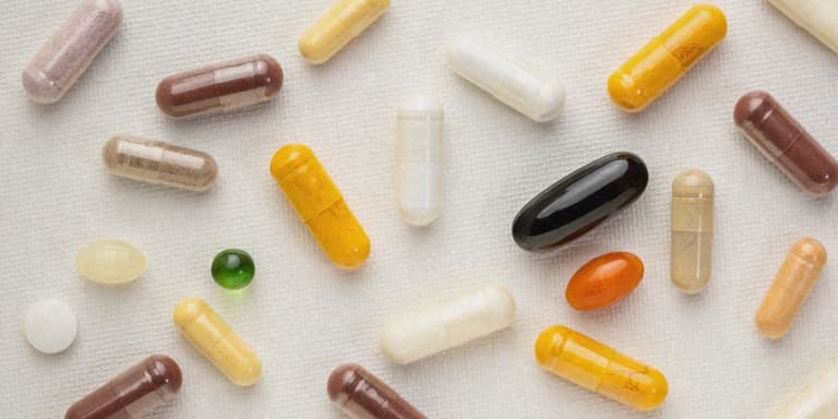 Verschiedene Supplement Pillen.