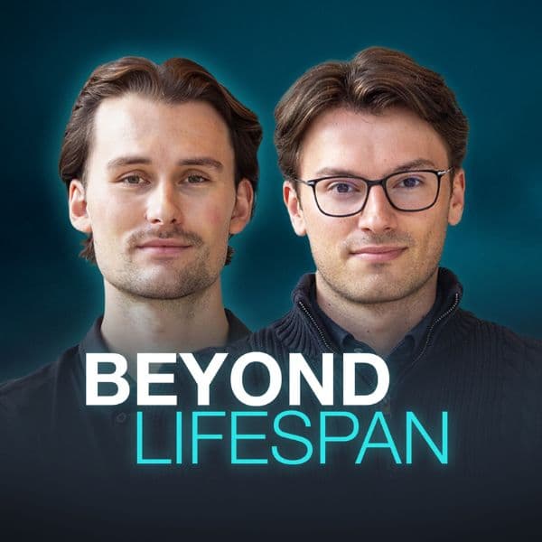 Podcast-Cover „Beyond Lifespan“ mit den beiden Hosts vor dunklem Hintergrund.