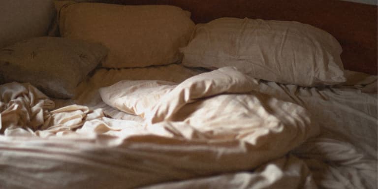 Ein Bett in dem geschlafen wurde