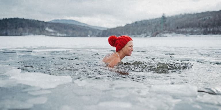 Eine Frau mit roter Mütze die Eisbadet.