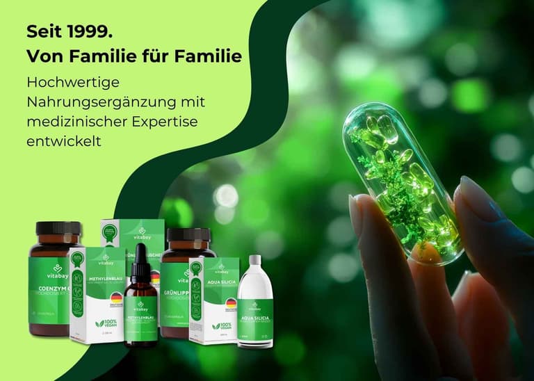 vitabay Markenbanner: Hand hält eine Kapsel vor grünem Hintergrund, daneben Coenzym Q10, Methylenblau, Grünlippmuschel und Aqua Silicia